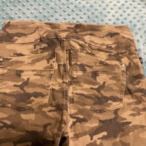 Rock & Republic Camo Jeggings - Picture 2 of 5